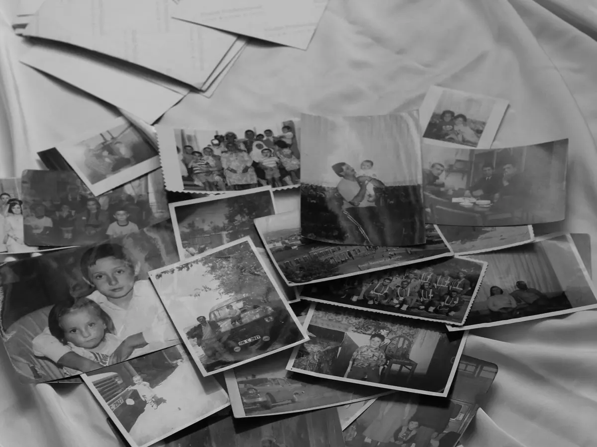 Fotografias antigas de família espalhadas sobre um lençol